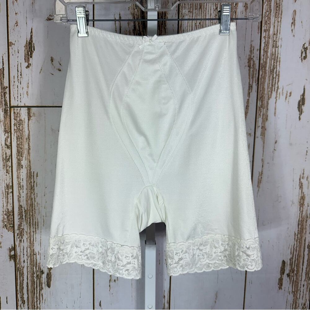 Hanes Ivory Lace Trim Shapewear. Size Large. Excellent condition!